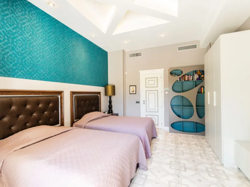 House - Detached Villa в продаже в Marbella, Málaga. В доме 6 спален и 4 ванных комнат. Площадь дома 558 м². Площадь участка 2000 м²