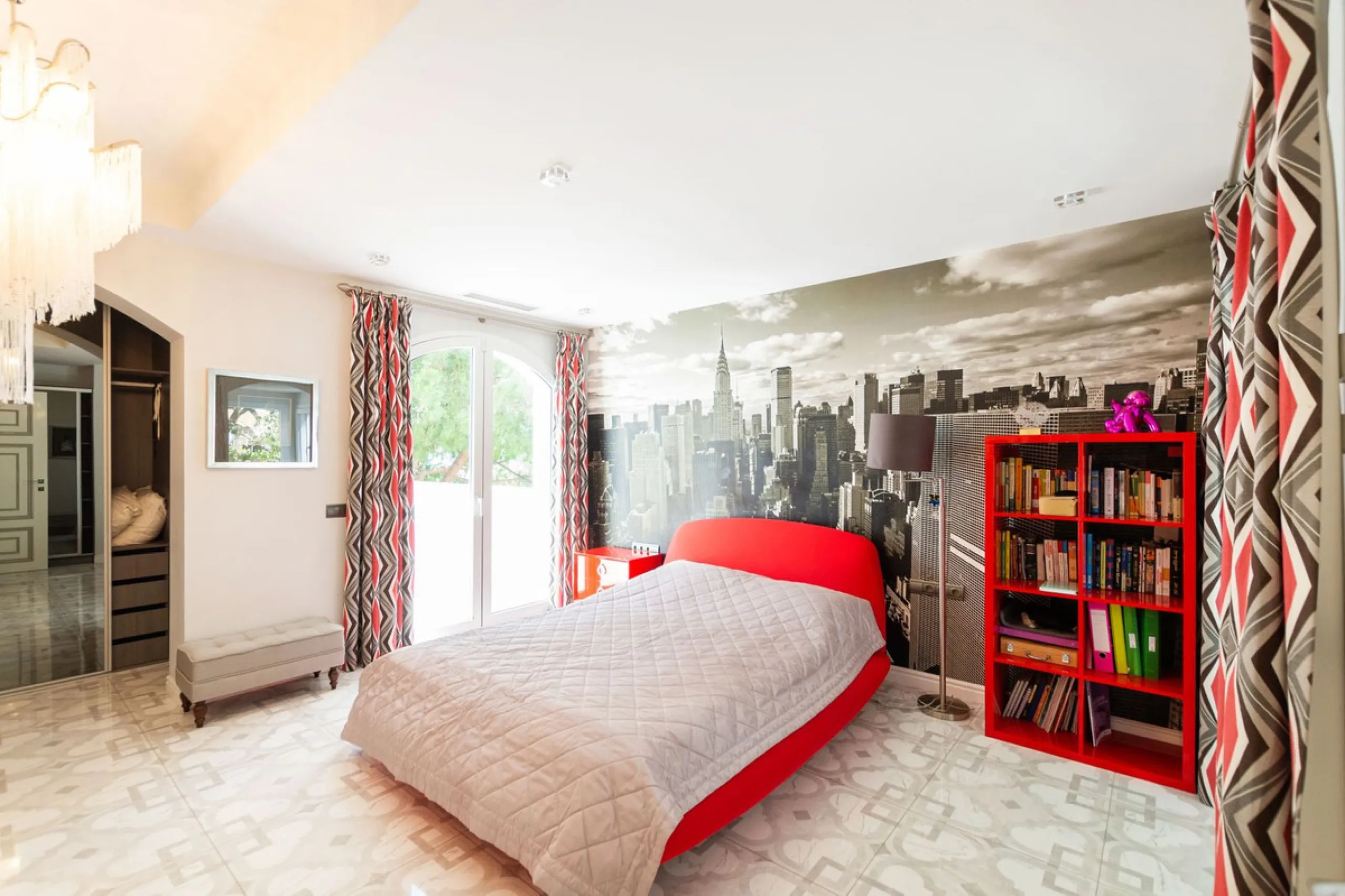 House - Detached Villa в продаже в Marbella, Málaga. В доме 6 спален и 4 ванных комнат. Площадь дома 558 м². Площадь участка 2000 м²