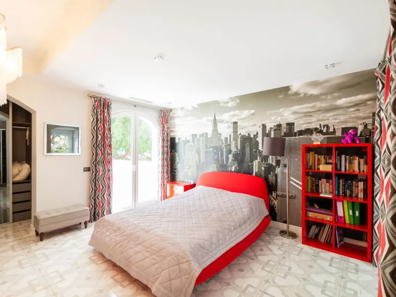 House - Detached Villa в продаже в Marbella, Málaga. В доме 6 спален и 4 ванных комнат. Площадь дома 558 м². Площадь участка 2000 м²