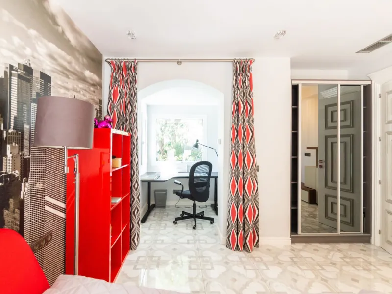 House - Detached Villa в продаже в Marbella, Málaga. В доме 6 спален и 4 ванных комнат. Площадь дома 558 м². Площадь участка 2000 м²