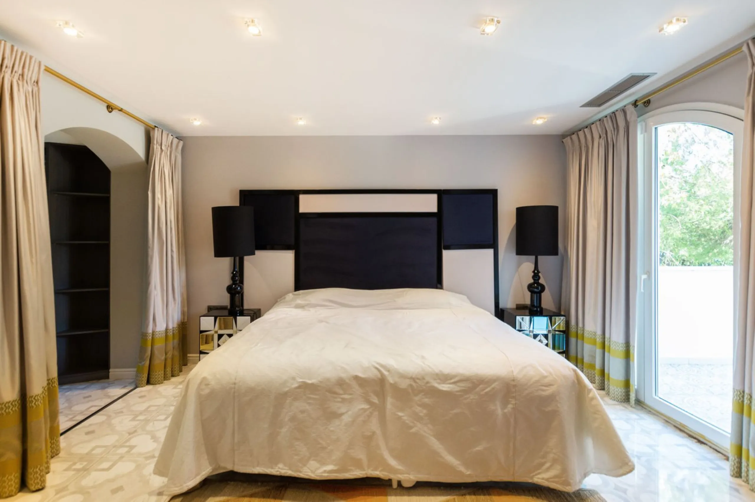 House - Detached Villa в продаже в Marbella, Málaga. В доме 6 спален и 4 ванных комнат. Площадь дома 558 м². Площадь участка 2000 м²