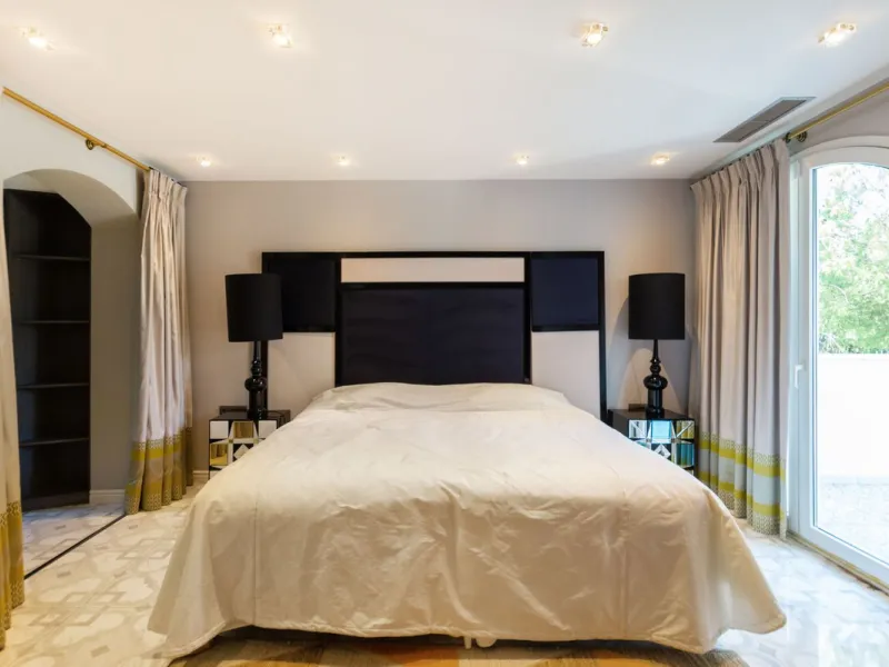 House - Detached Villa в продаже в Marbella, Málaga. В доме 6 спален и 4 ванных комнат. Площадь дома 558 м². Площадь участка 2000 м²