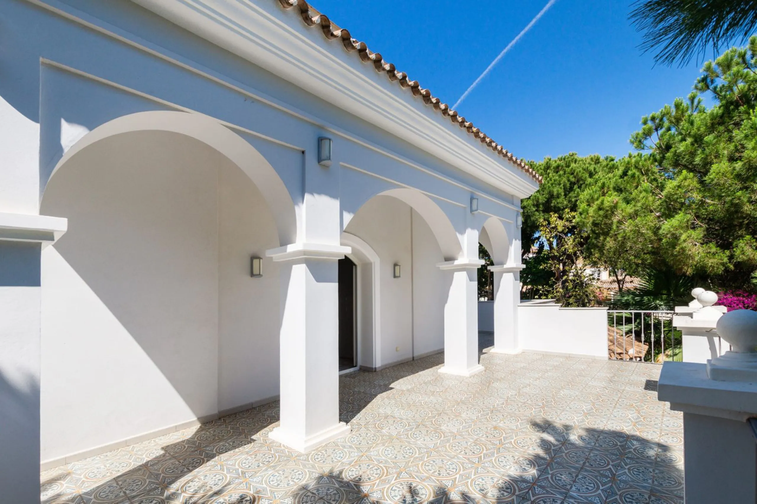 House - Detached Villa в продаже в Marbella, Málaga. В доме 6 спален и 4 ванных комнат. Площадь дома 558 м². Площадь участка 2000 м²