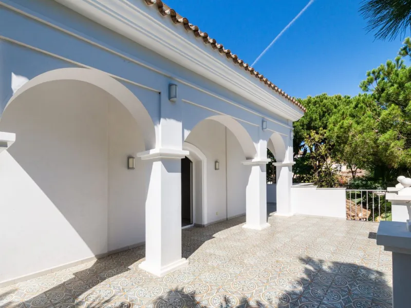 House - Detached Villa в продаже в Marbella, Málaga. В доме 6 спален и 4 ванных комнат. Площадь дома 558 м². Площадь участка 2000 м²