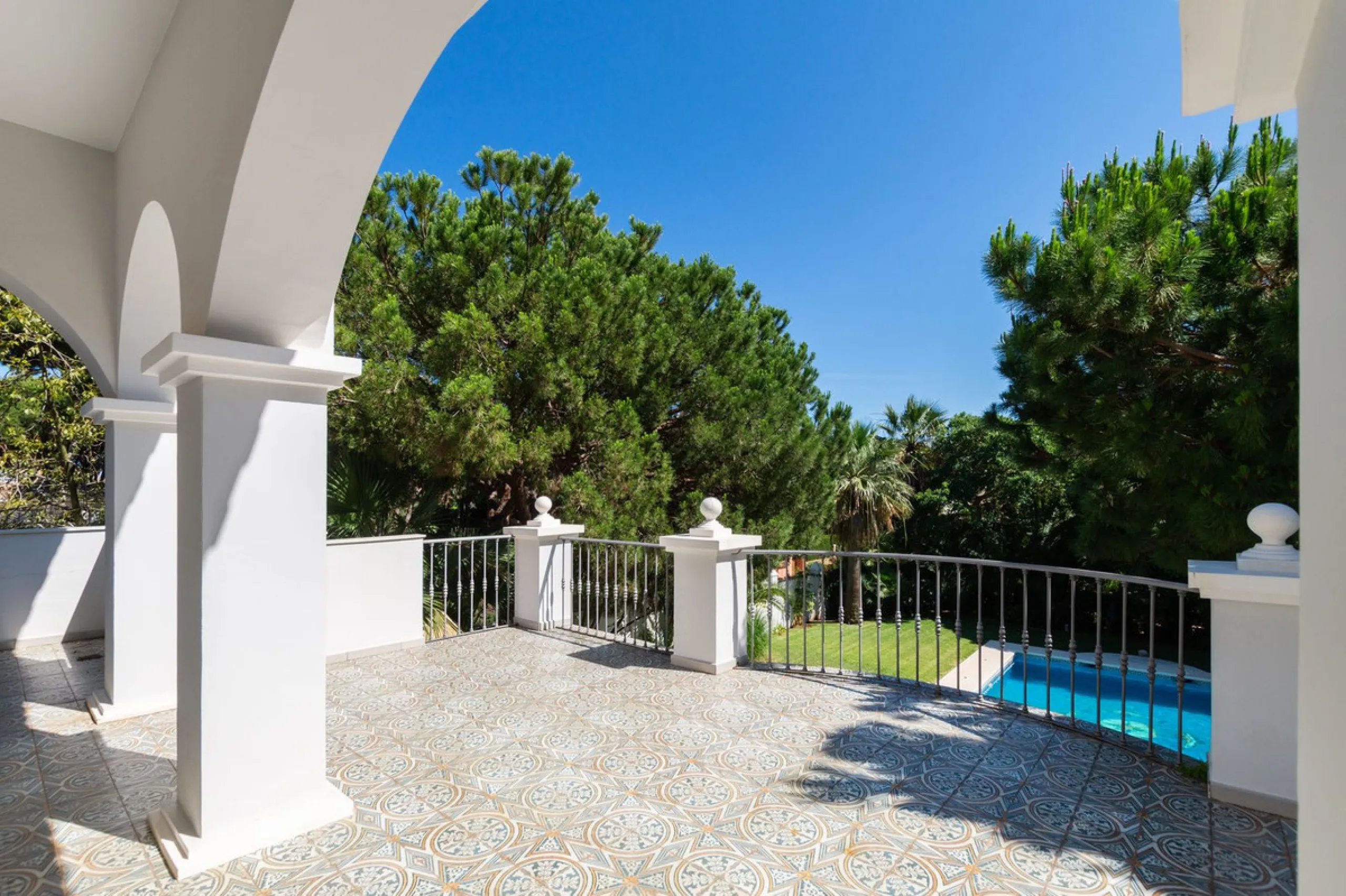 House - Detached Villa в продаже в Marbella, Málaga. В доме 6 спален и 4 ванных комнат. Площадь дома 558 м². Площадь участка 2000 м²