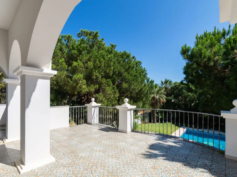 House - Detached Villa в продаже в Marbella, Málaga. В доме 6 спален и 4 ванных комнат. Площадь дома 558 м². Площадь участка 2000 м²