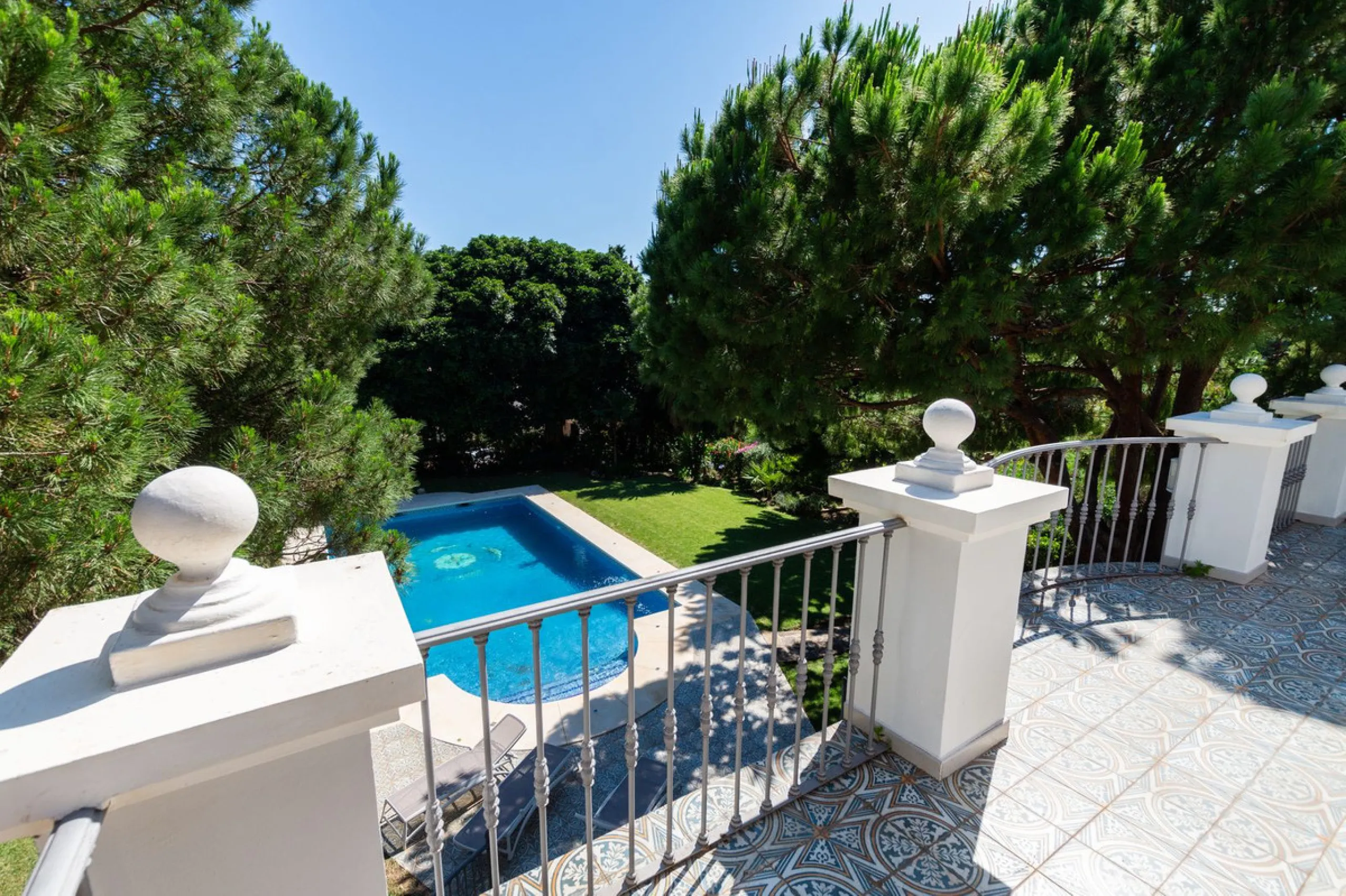 House - Detached Villa в продаже в Marbella, Málaga. В доме 6 спален и 4 ванных комнат. Площадь дома 558 м². Площадь участка 2000 м²