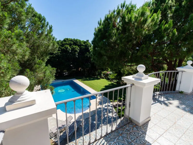 House - Detached Villa в продаже в Marbella, Málaga. В доме 6 спален и 4 ванных комнат. Площадь дома 558 м². Площадь участка 2000 м²