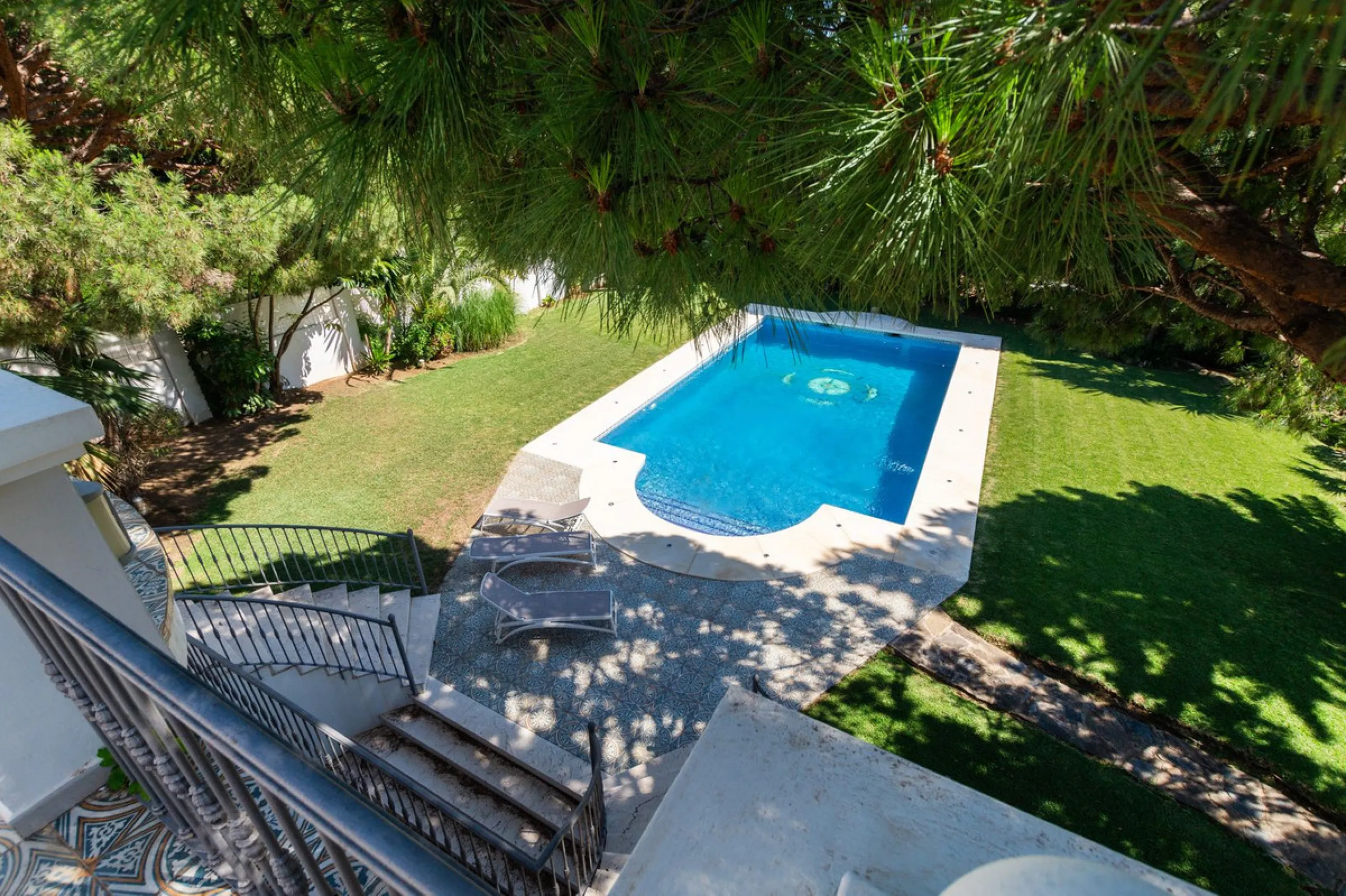 House - Detached Villa в продаже в Marbella, Málaga. В доме 6 спален и 4 ванных комнат. Площадь дома 558 м². Площадь участка 2000 м²
