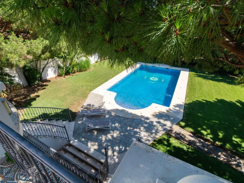 House - Detached Villa в продаже в Marbella, Málaga. В доме 6 спален и 4 ванных комнат. Площадь дома 558 м². Площадь участка 2000 м²