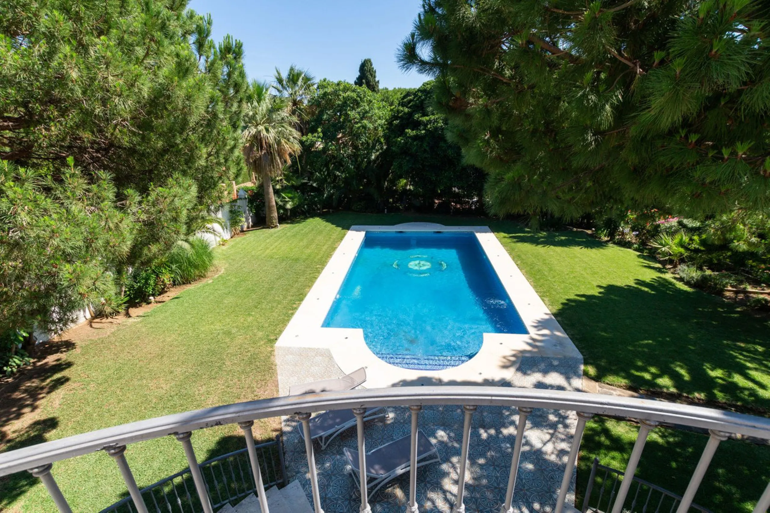 House - Detached Villa в продаже в Marbella, Málaga. В доме 6 спален и 4 ванных комнат. Площадь дома 558 м². Площадь участка 2000 м²