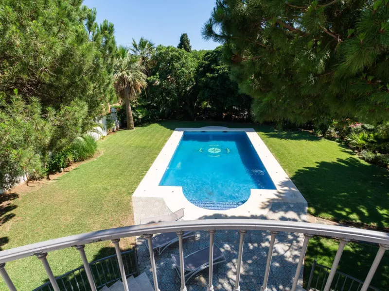 House - Detached Villa в продаже в Marbella, Málaga. В доме 6 спален и 4 ванных комнат. Площадь дома 558 м². Площадь участка 2000 м²