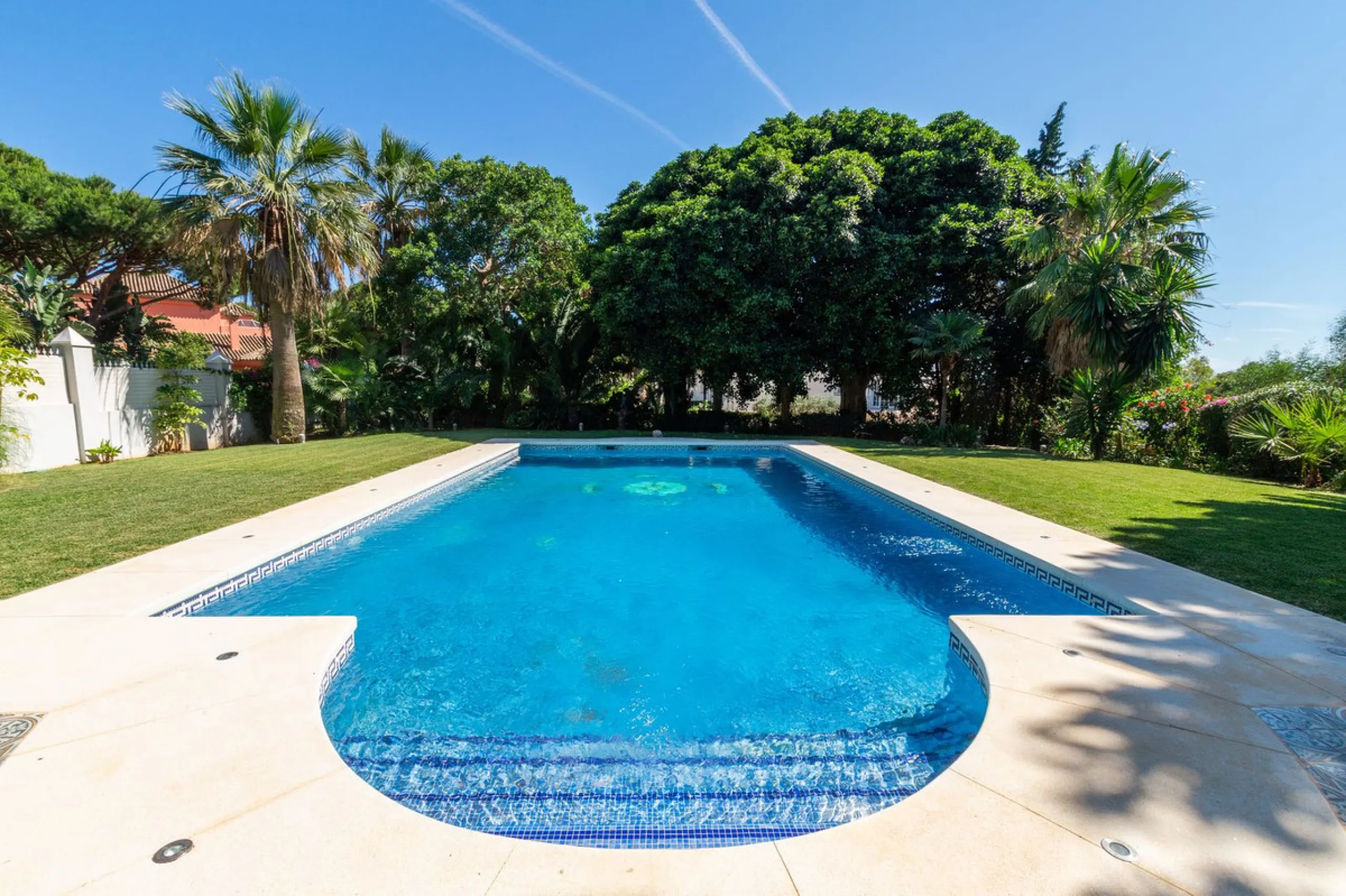 House - Detached Villa в продаже в Marbella, Málaga. В доме 6 спален и 4 ванных комнат. Площадь дома 558 м². Площадь участка 2000 м²