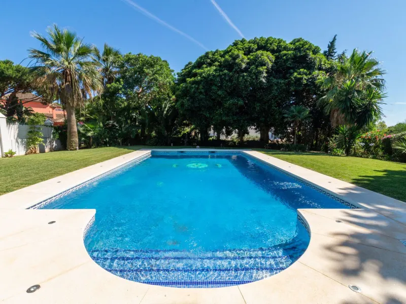 House - Detached Villa в продаже в Marbella, Málaga. В доме 6 спален и 4 ванных комнат. Площадь дома 558 м². Площадь участка 2000 м²