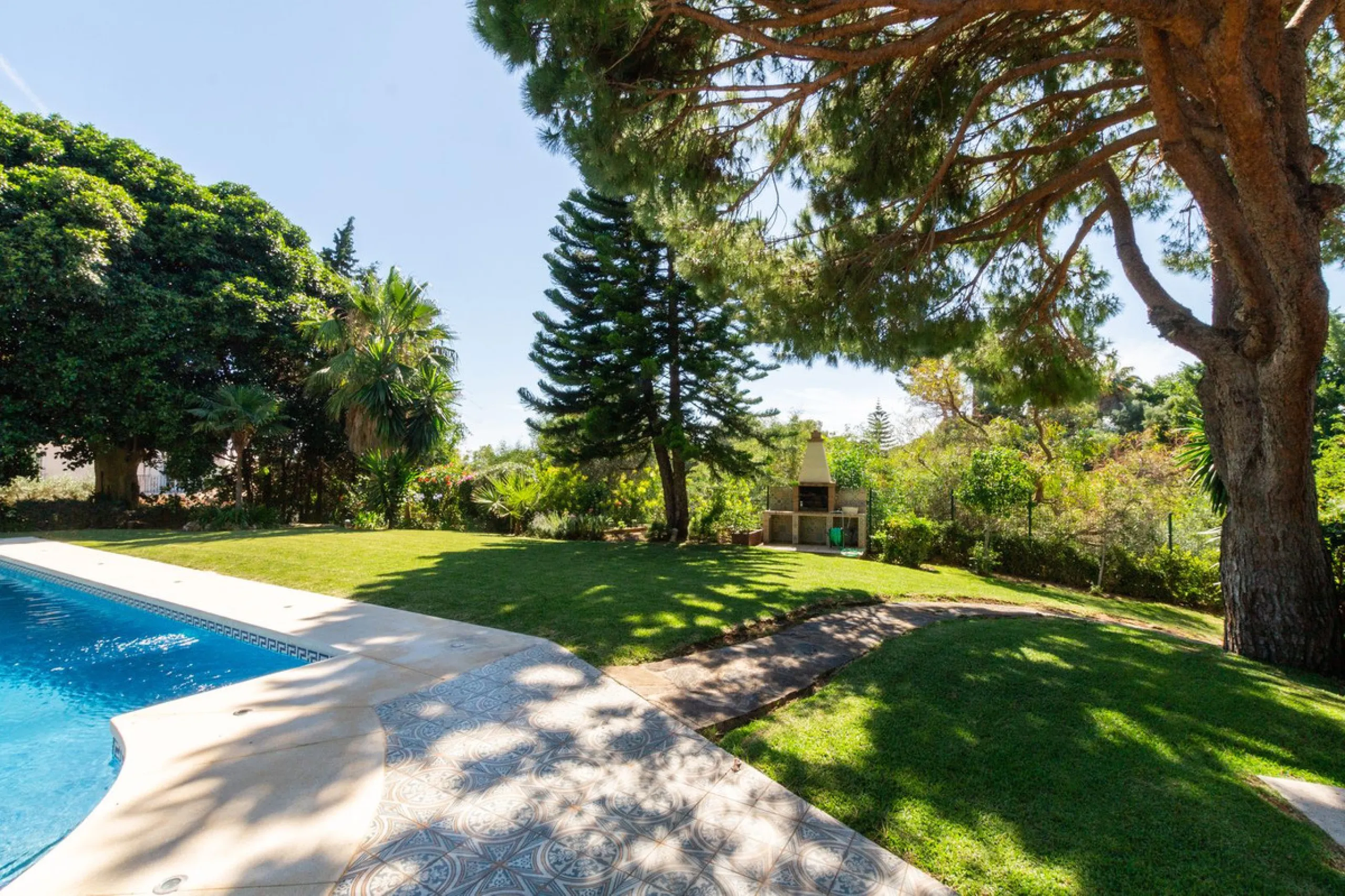 House - Detached Villa в продаже в Marbella, Málaga. В доме 6 спален и 4 ванных комнат. Площадь дома 558 м². Площадь участка 2000 м²