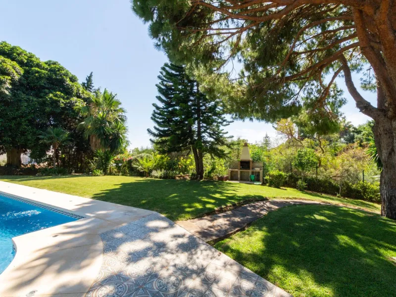 House - Detached Villa в продаже в Marbella, Málaga. В доме 6 спален и 4 ванных комнат. Площадь дома 558 м². Площадь участка 2000 м²
