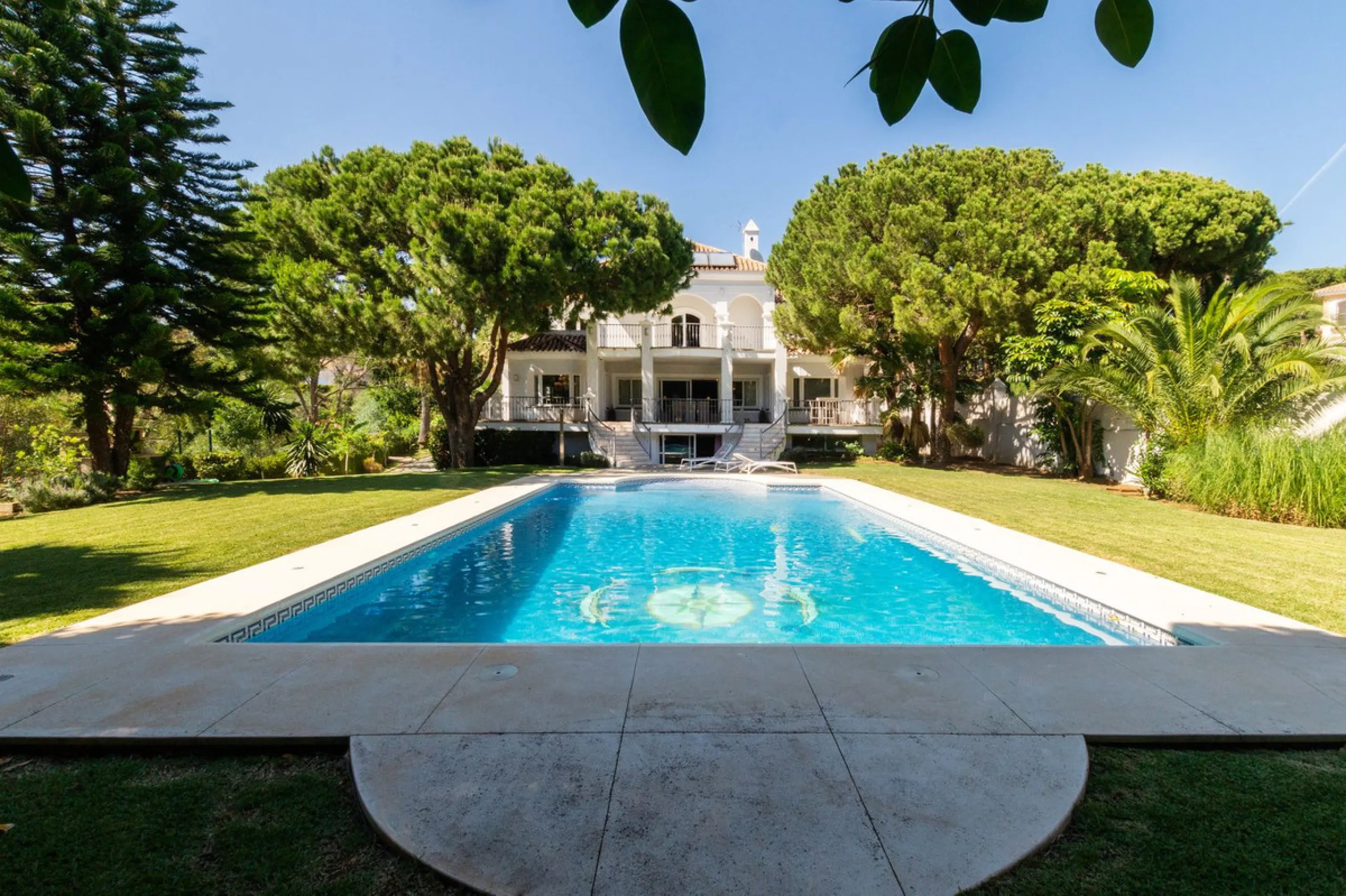 House - Detached Villa в продаже в Marbella, Málaga. В доме 6 спален и 4 ванных комнат. Площадь дома 558 м². Площадь участка 2000 м²