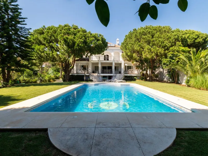 House - Detached Villa в продаже в Marbella, Málaga. В доме 6 спален и 4 ванных комнат. Площадь дома 558 м². Площадь участка 2000 м²