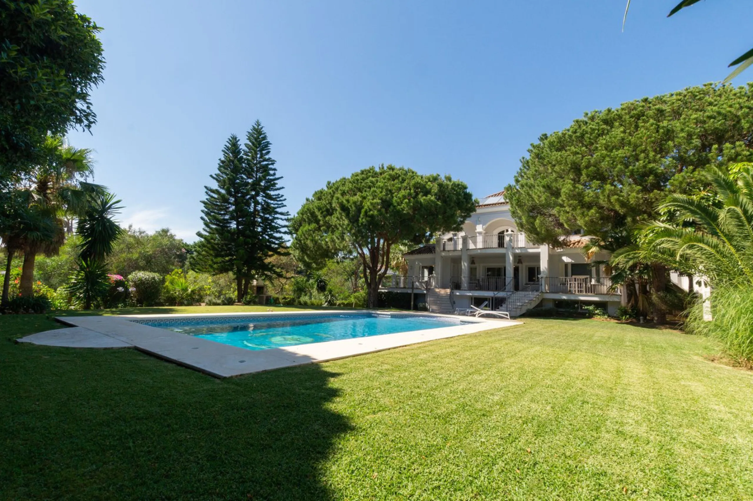 House - Detached Villa в продаже в Marbella, Málaga. В доме 6 спален и 4 ванных комнат. Площадь дома 558 м². Площадь участка 2000 м²
