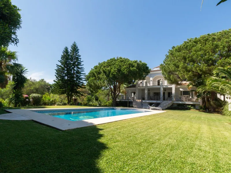 House - Detached Villa в продаже в Marbella, Málaga. В доме 6 спален и 4 ванных комнат. Площадь дома 558 м². Площадь участка 2000 м²