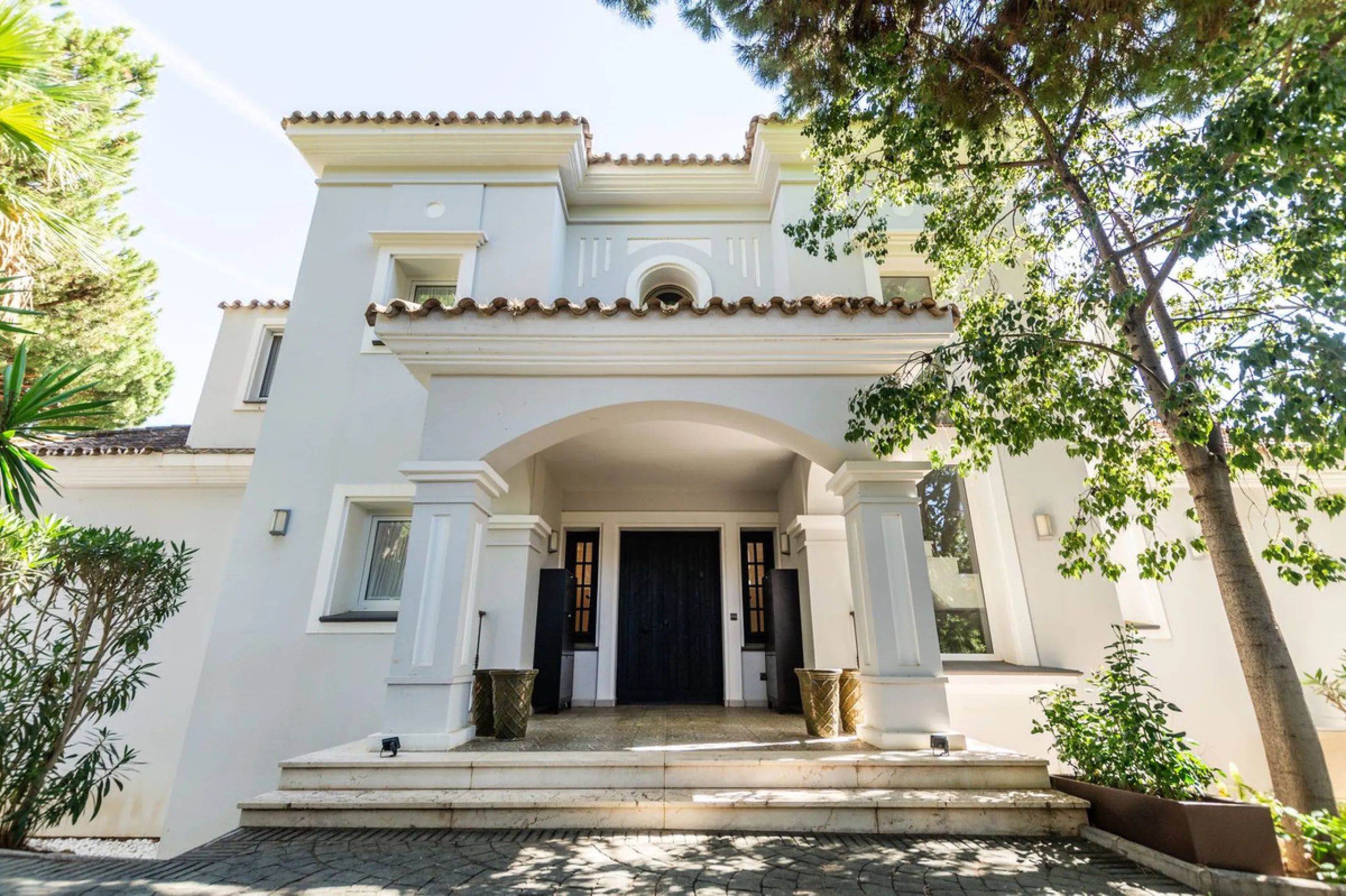 House - Detached Villa в продаже в Marbella, Málaga. В доме 6 спален и 4 ванных комнат. Площадь дома 558 м². Площадь участка 2000 м²
