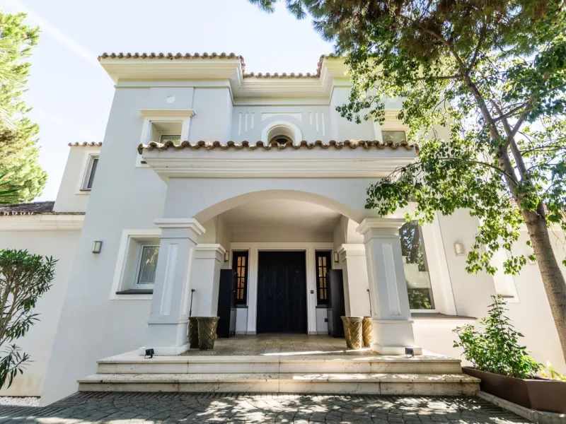 House - Detached Villa в продаже в Marbella, Málaga. В доме 6 спален и 4 ванных комнат. Площадь дома 558 м². Площадь участка 2000 м²