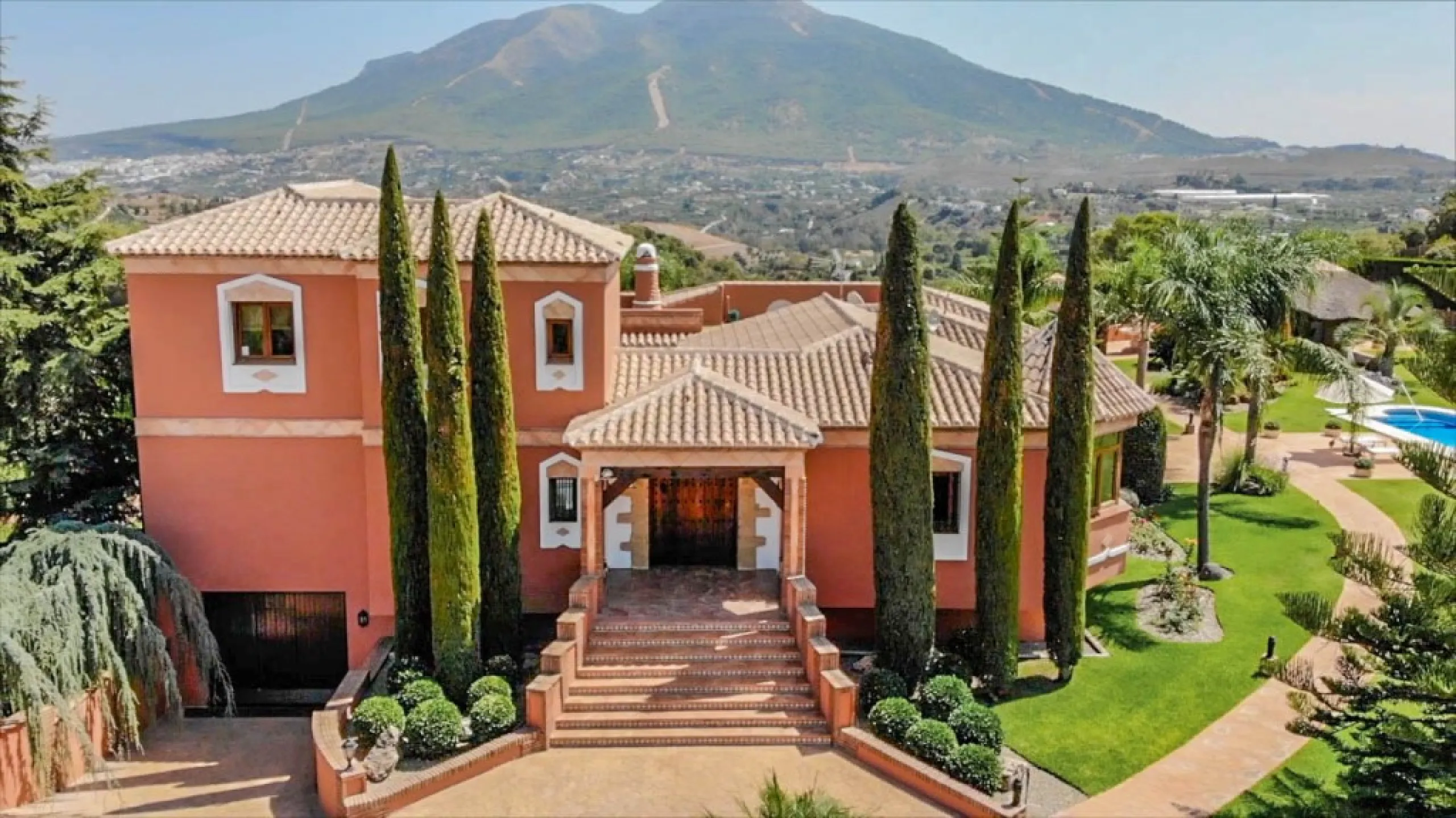 Exceptional Finca with guest apartment and stables located in Coin.