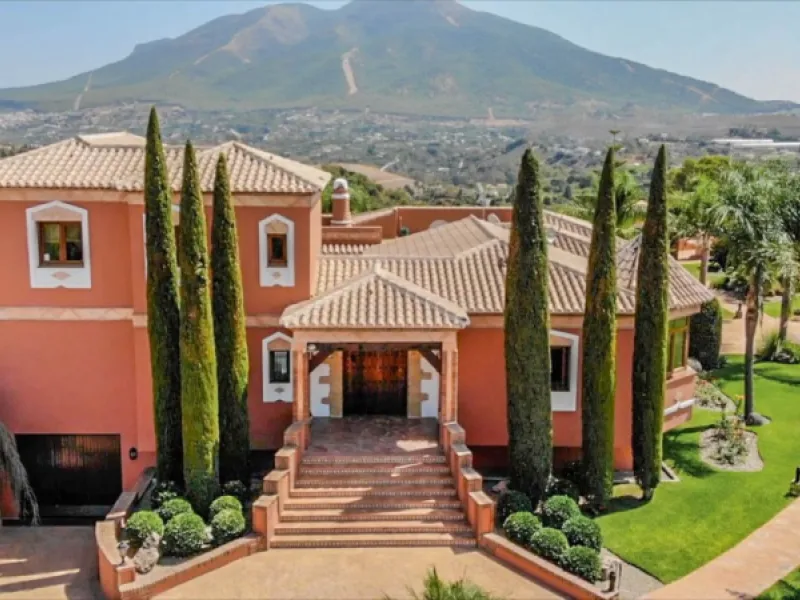 Exceptional Finca with guest apartment and stables located in Coin.