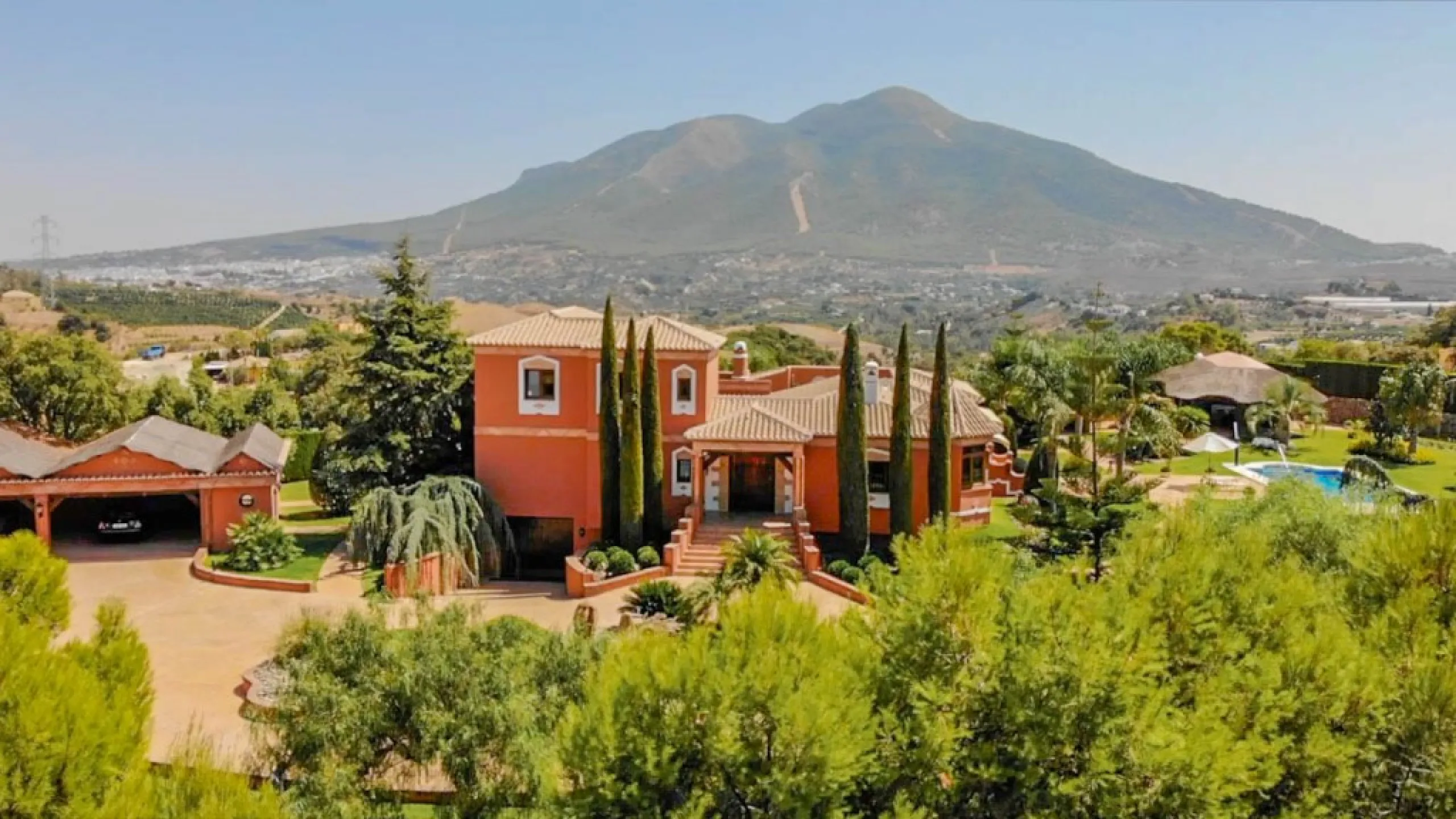 Exceptional Finca with guest apartment and stables located in Coin.
