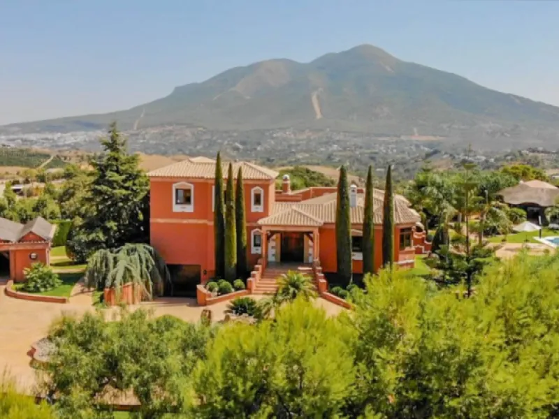 Exceptional Finca with guest apartment and stables located in Coin.