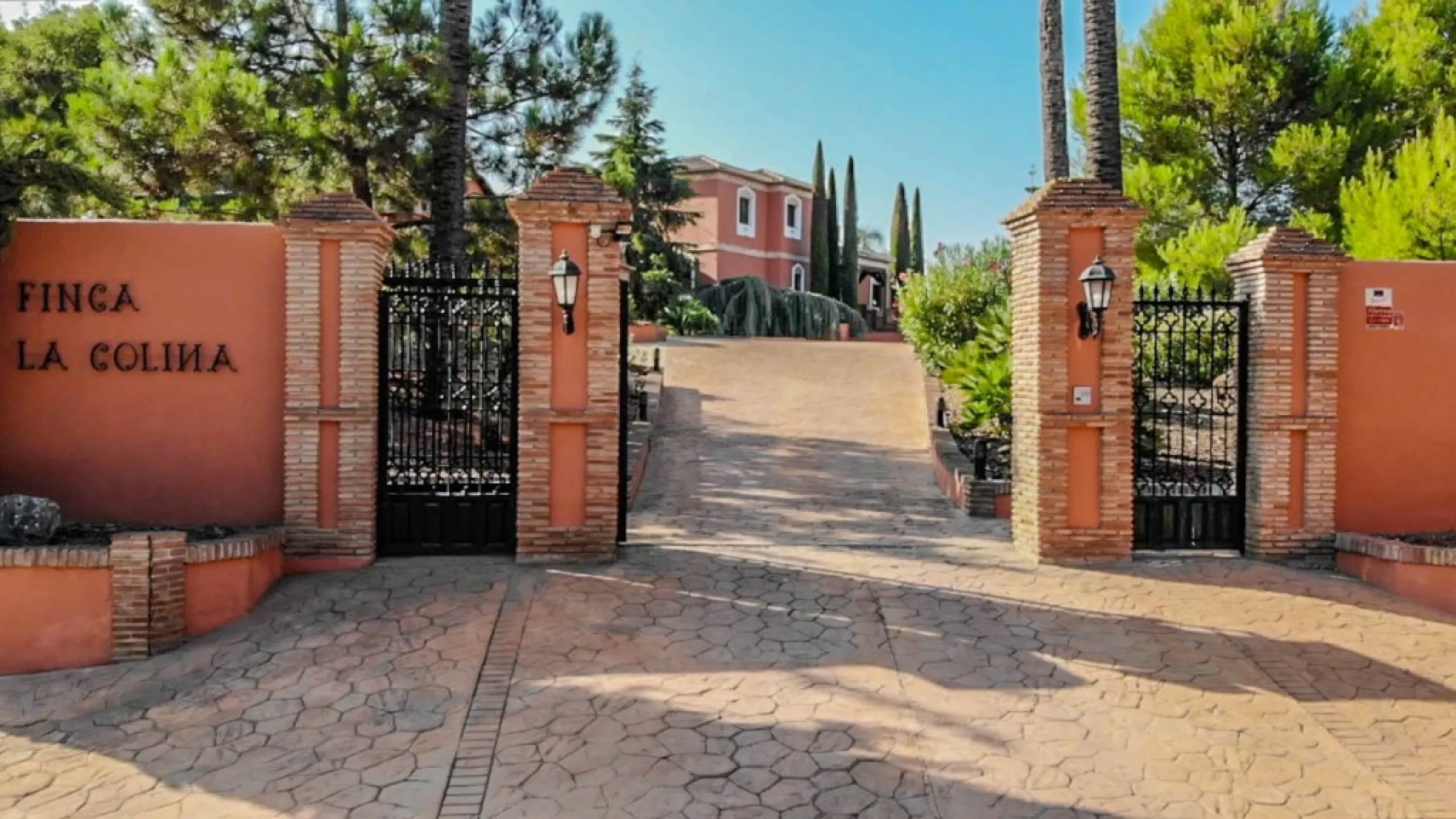 Exceptional Finca with guest apartment and stables located in Coin.