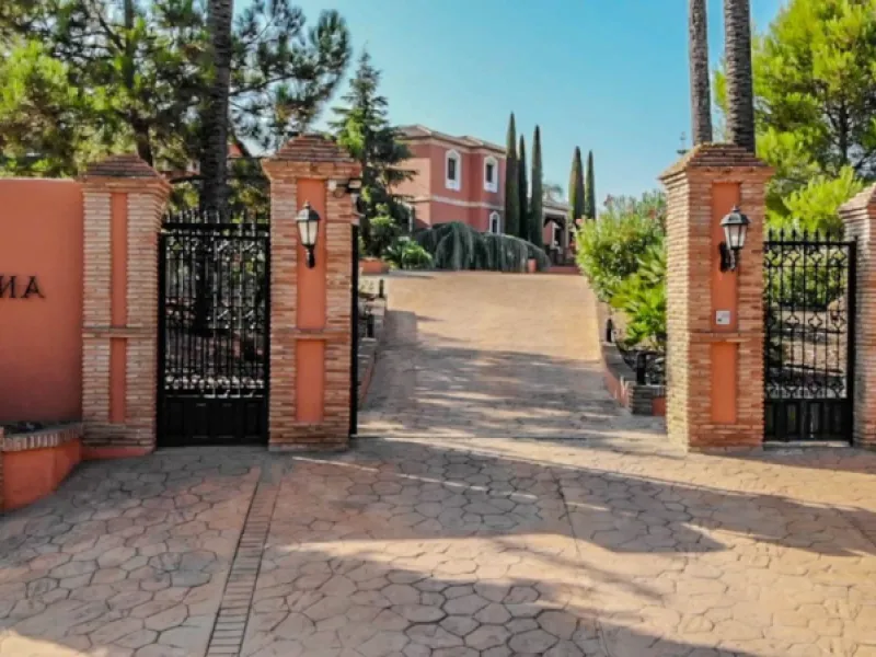 Exceptional Finca with guest apartment and stables located in Coin.