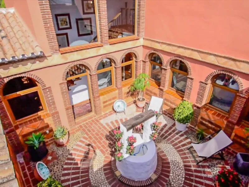 Exceptional Finca with guest apartment and stables located in Coin.
