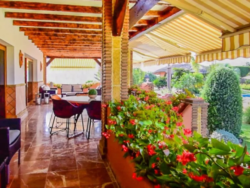 Exceptional Finca with guest apartment and stables located in Coin.