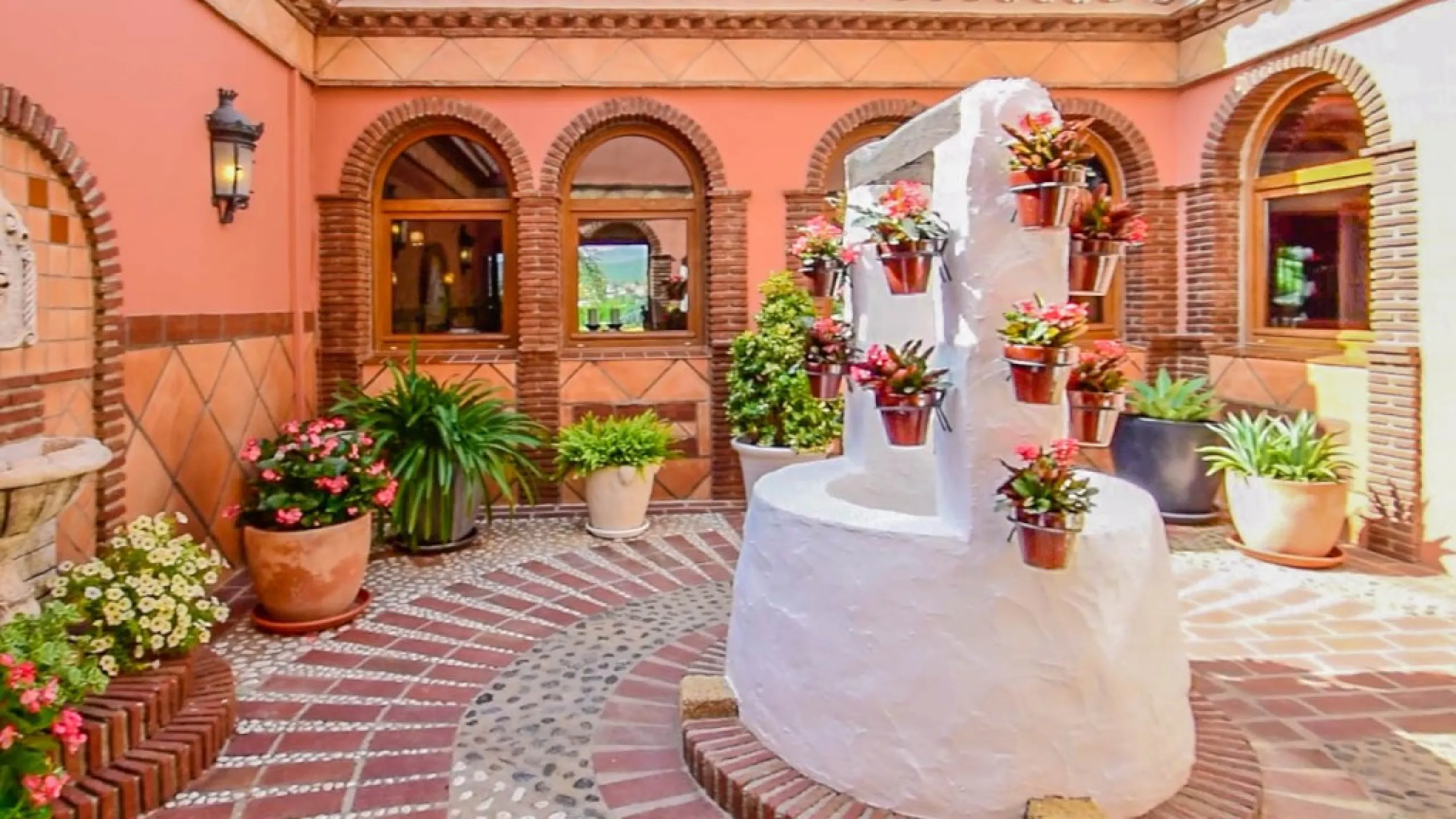 Exceptional Finca with guest apartment and stables located in Coin.