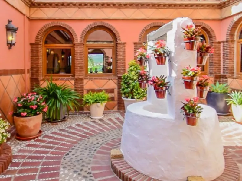 Exceptional Finca with guest apartment and stables located in Coin.