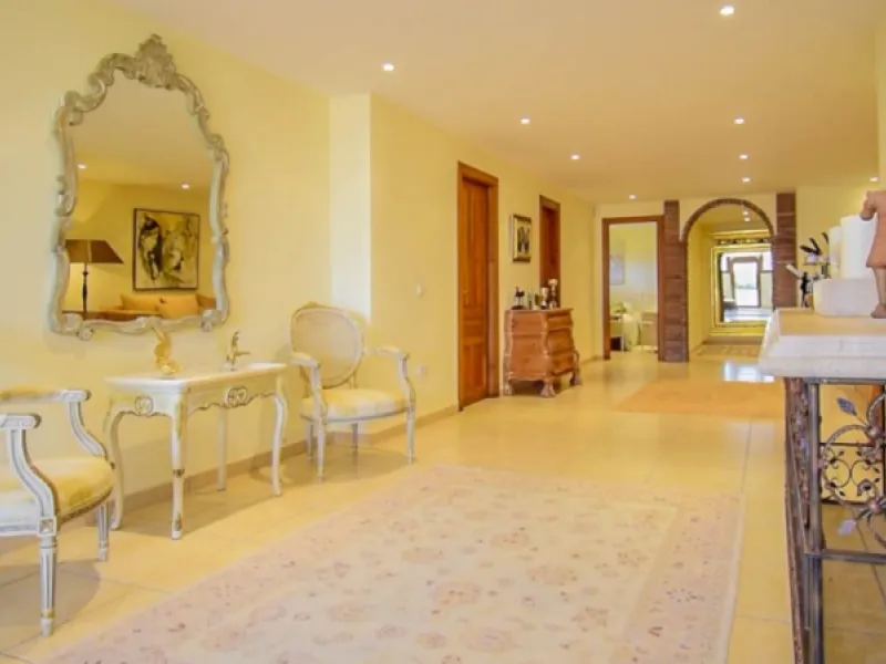 Exceptional Finca with guest apartment and stables located in Coin.