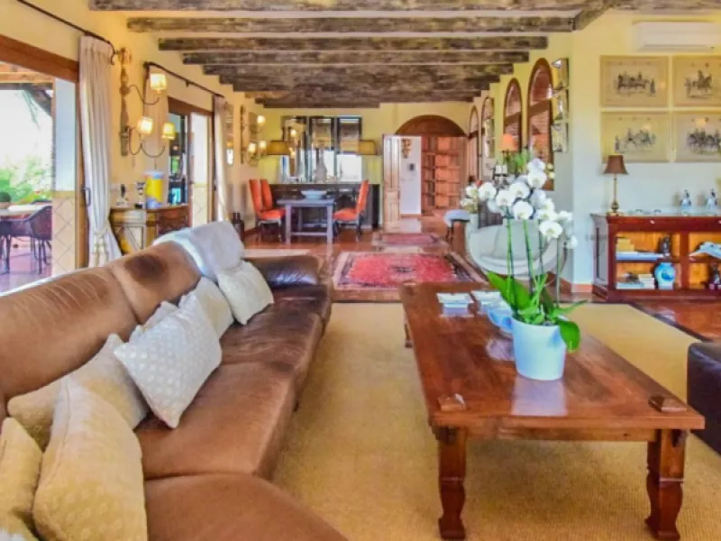 Exceptional Finca with guest apartment and stables located in Coin.