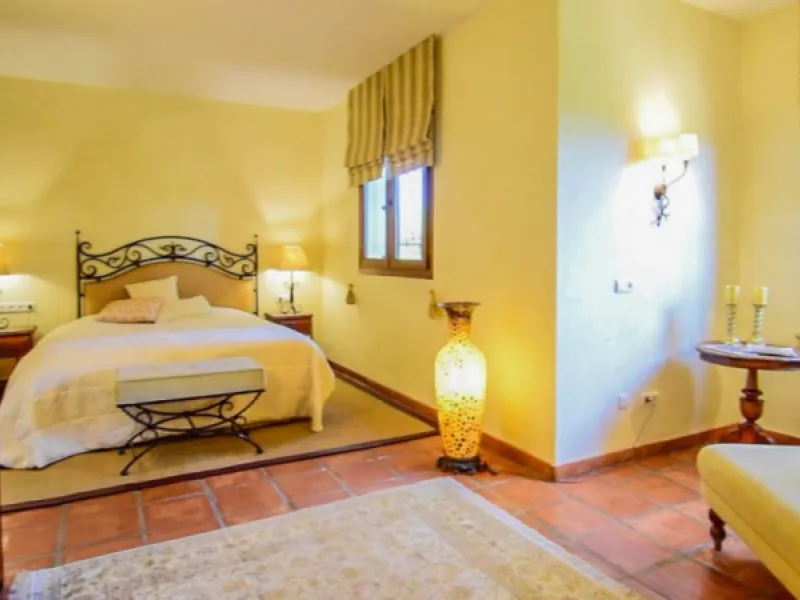 Exceptional Finca with guest apartment and stables located in Coin.