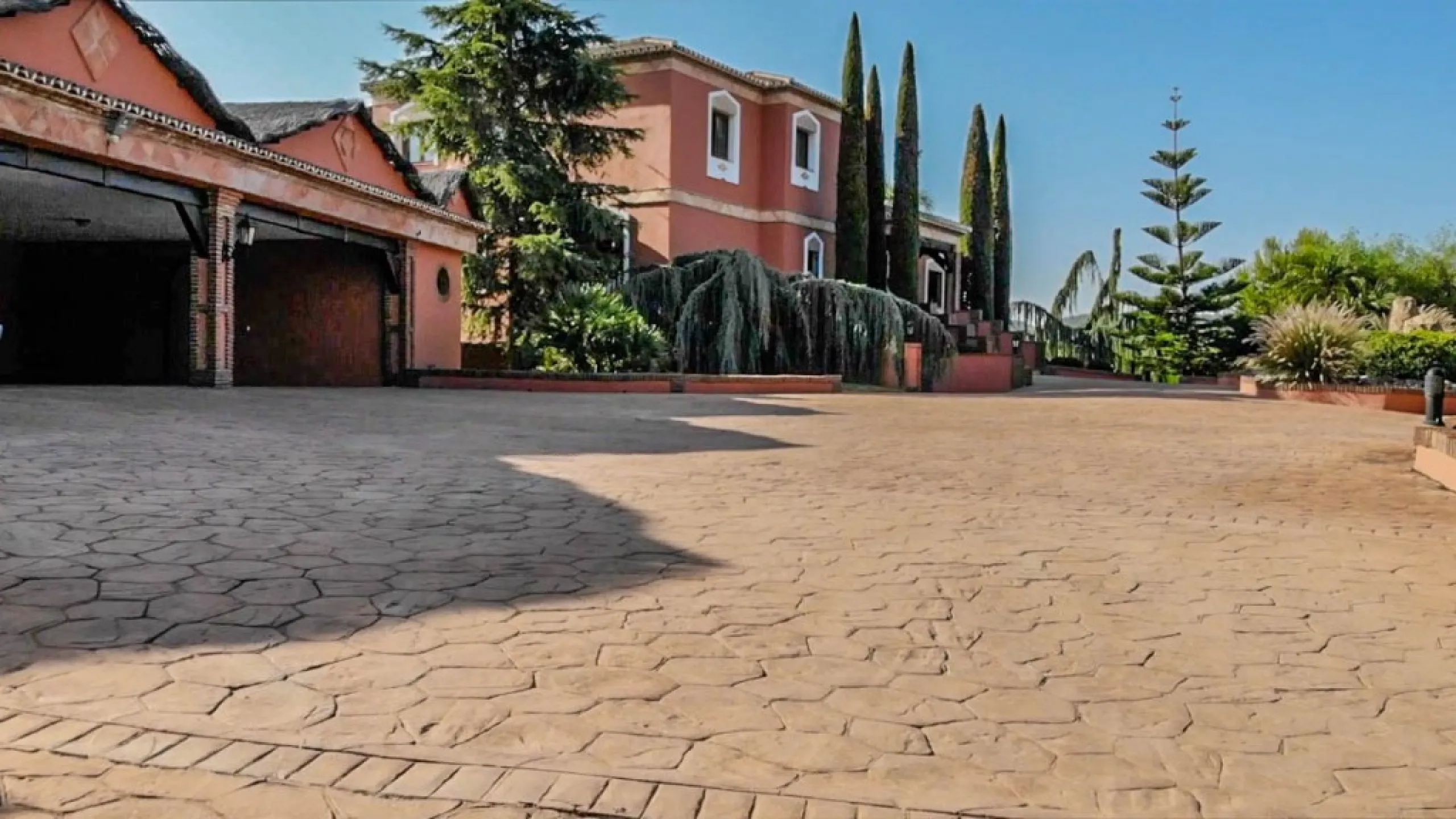 Exceptional Finca with guest apartment and stables located in Coin.