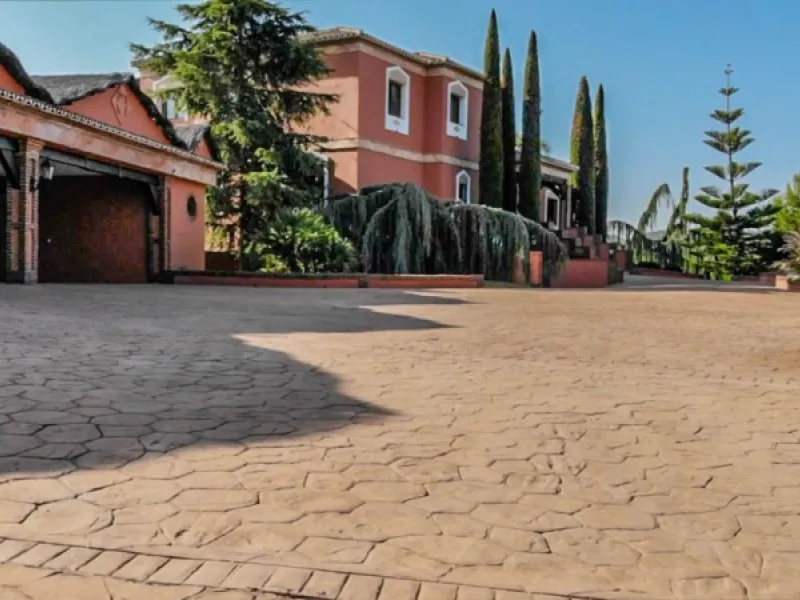 Exceptional Finca with guest apartment and stables located in Coin.