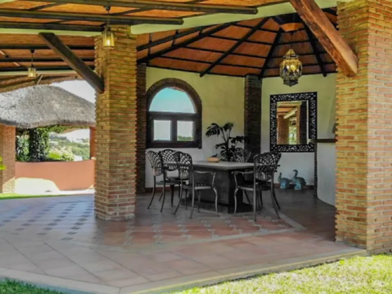 Exceptional Finca with guest apartment and stables located in Coin.