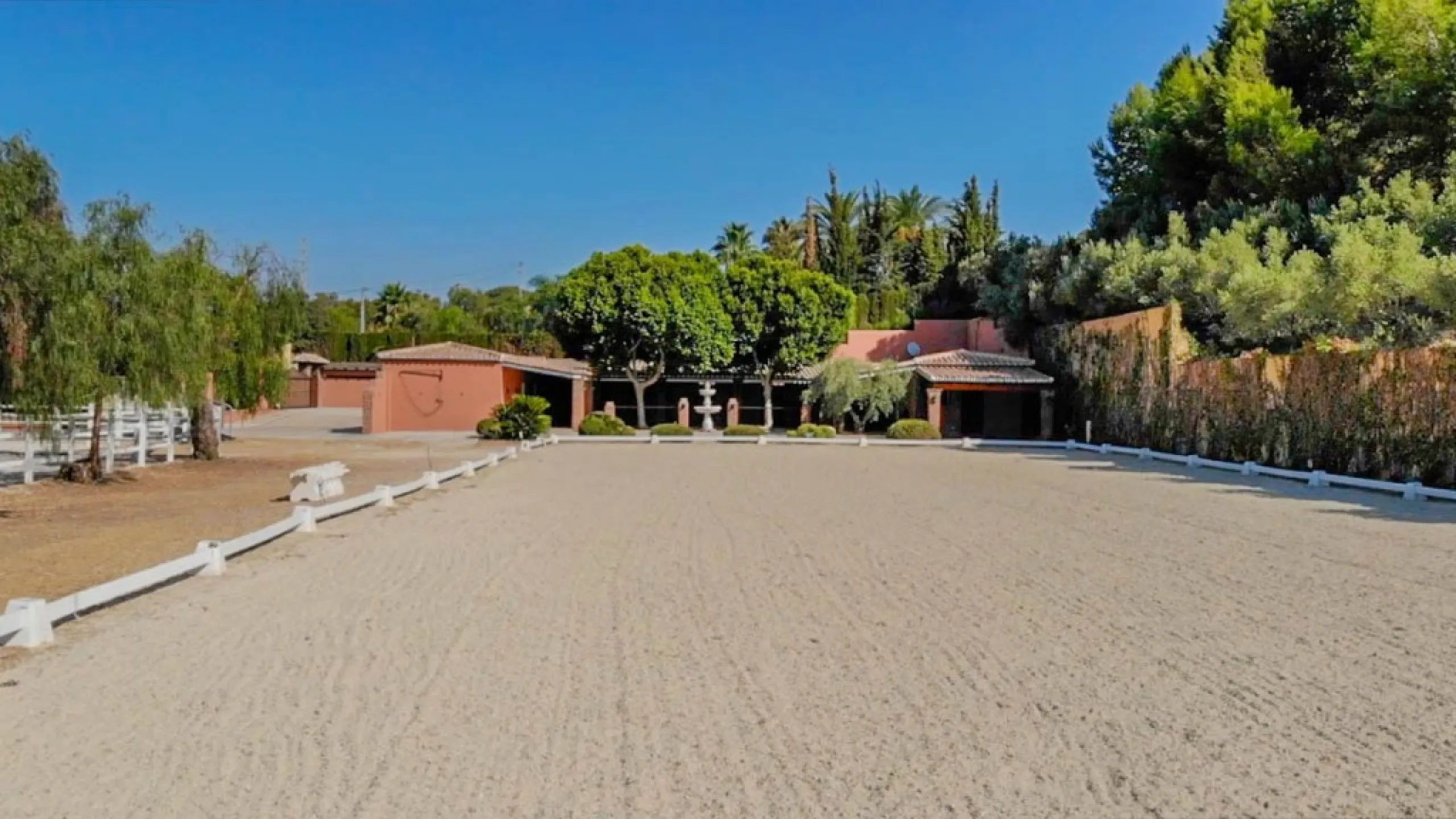 Exceptional Finca with guest apartment and stables located in Coin.