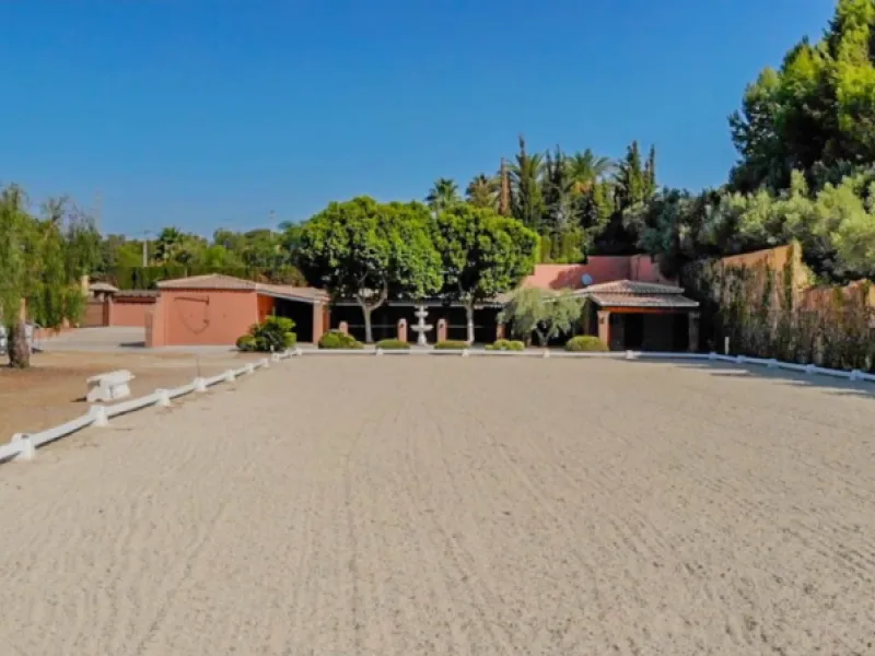 Exceptional Finca with guest apartment and stables located in Coin.