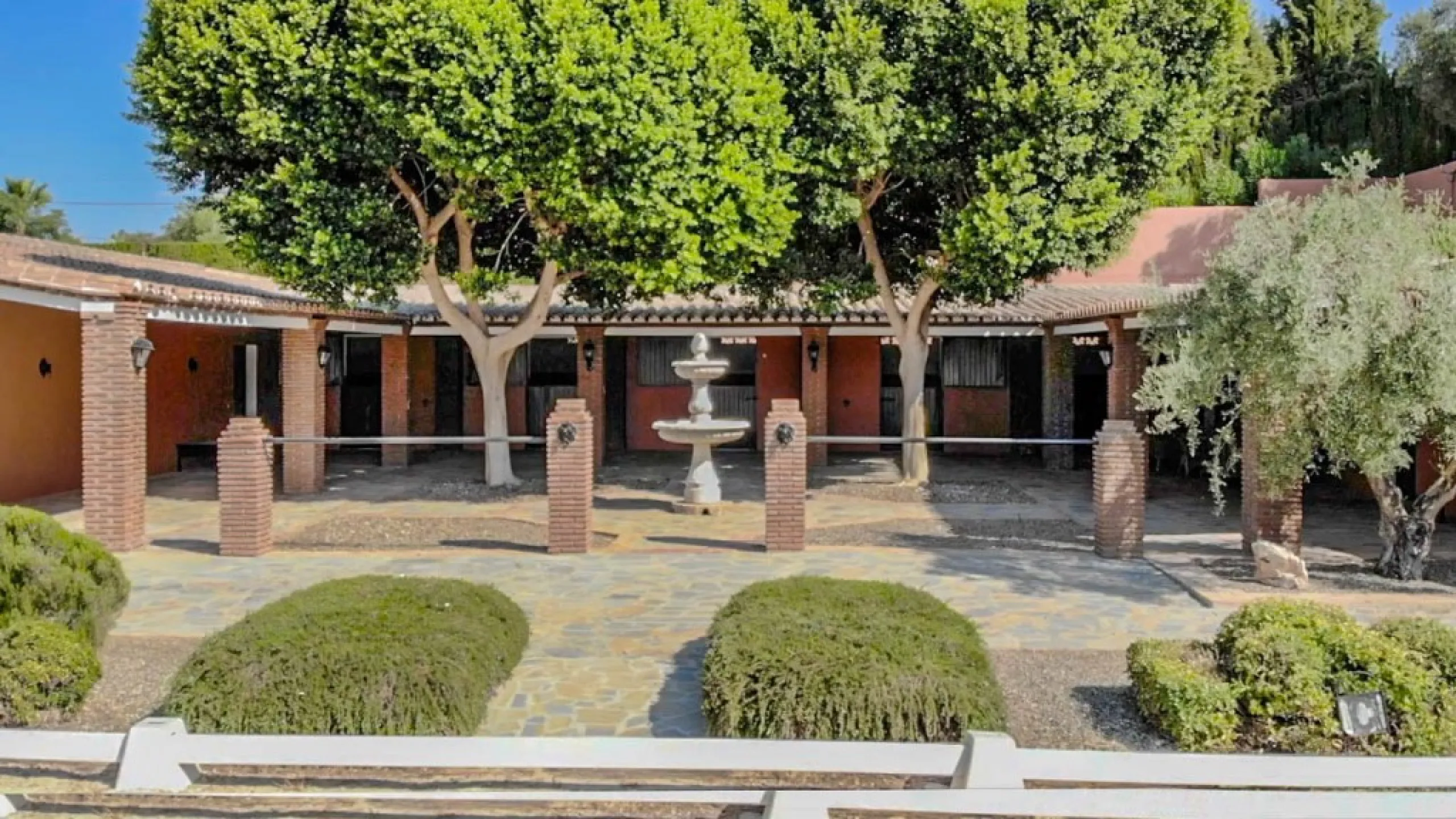 Exceptional Finca with guest apartment and stables located in Coin.