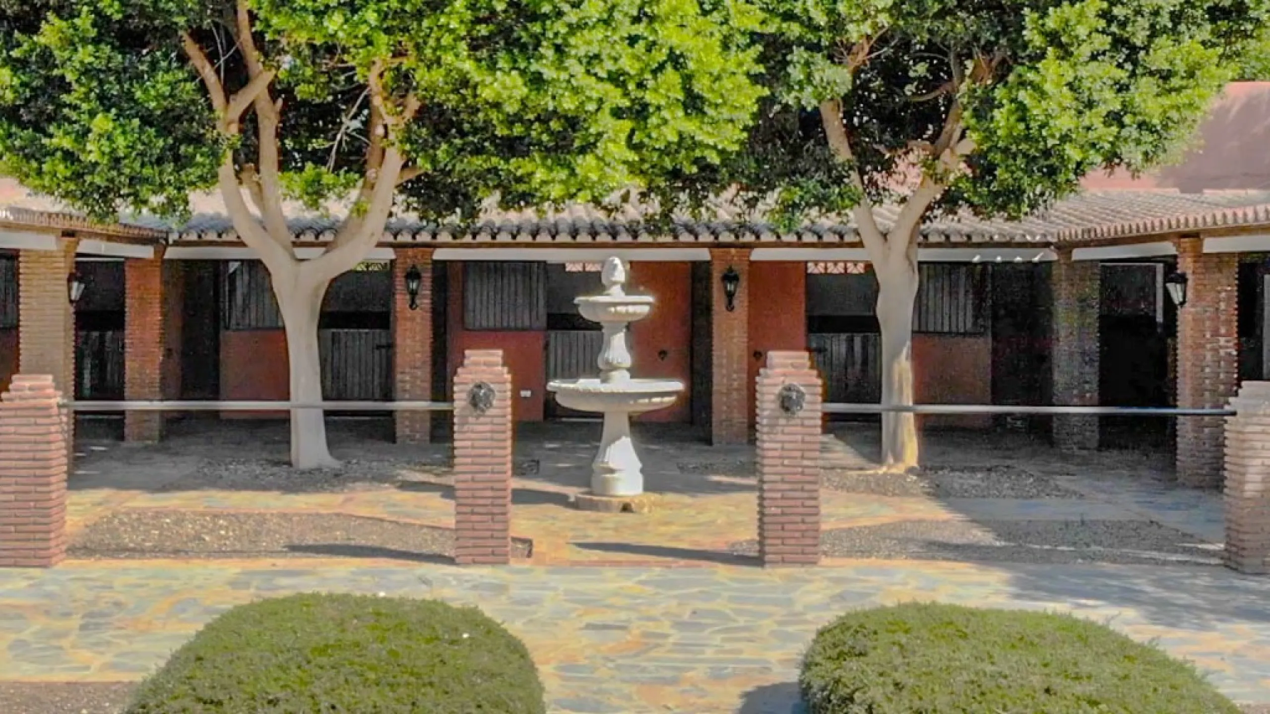 Exceptional Finca with guest apartment and stables located in Coin.