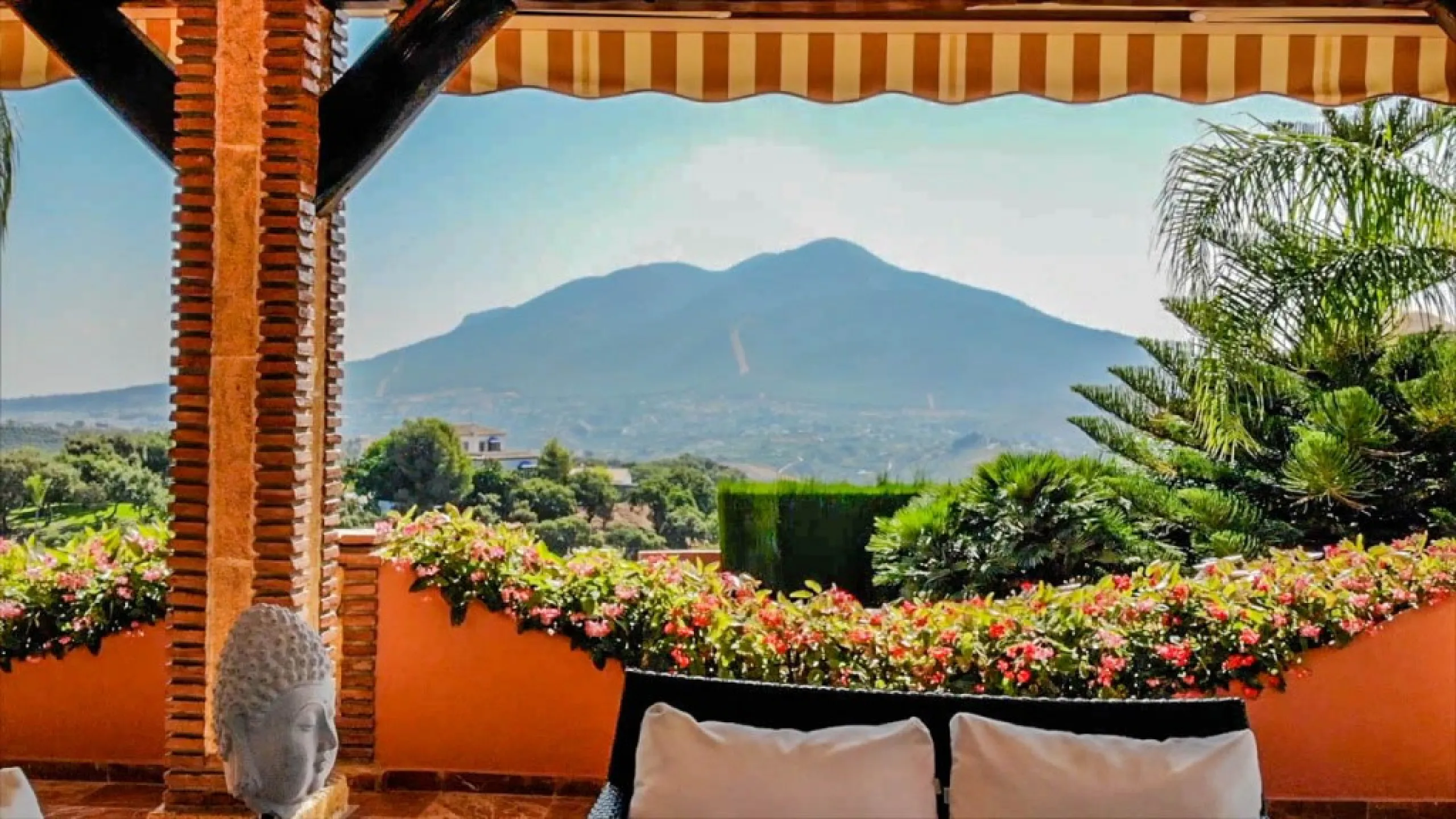 Exceptional Finca with guest apartment and stables located in Coin.