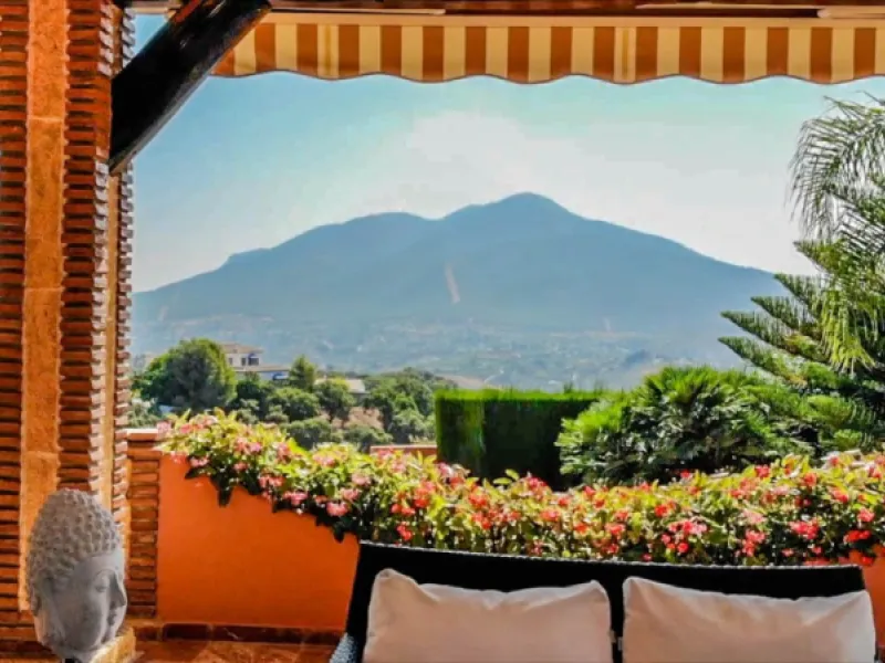 Exceptional Finca with guest apartment and stables located in Coin.