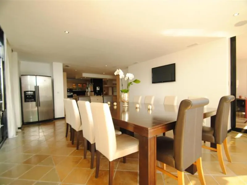 An exceptional location, frontline to one of the best beaches and only 10 minutes drive to Marbella. This stunning property has a unique and sophisticated design that boosts the maximum natural light and space, as well as the stunning panoramic views to t