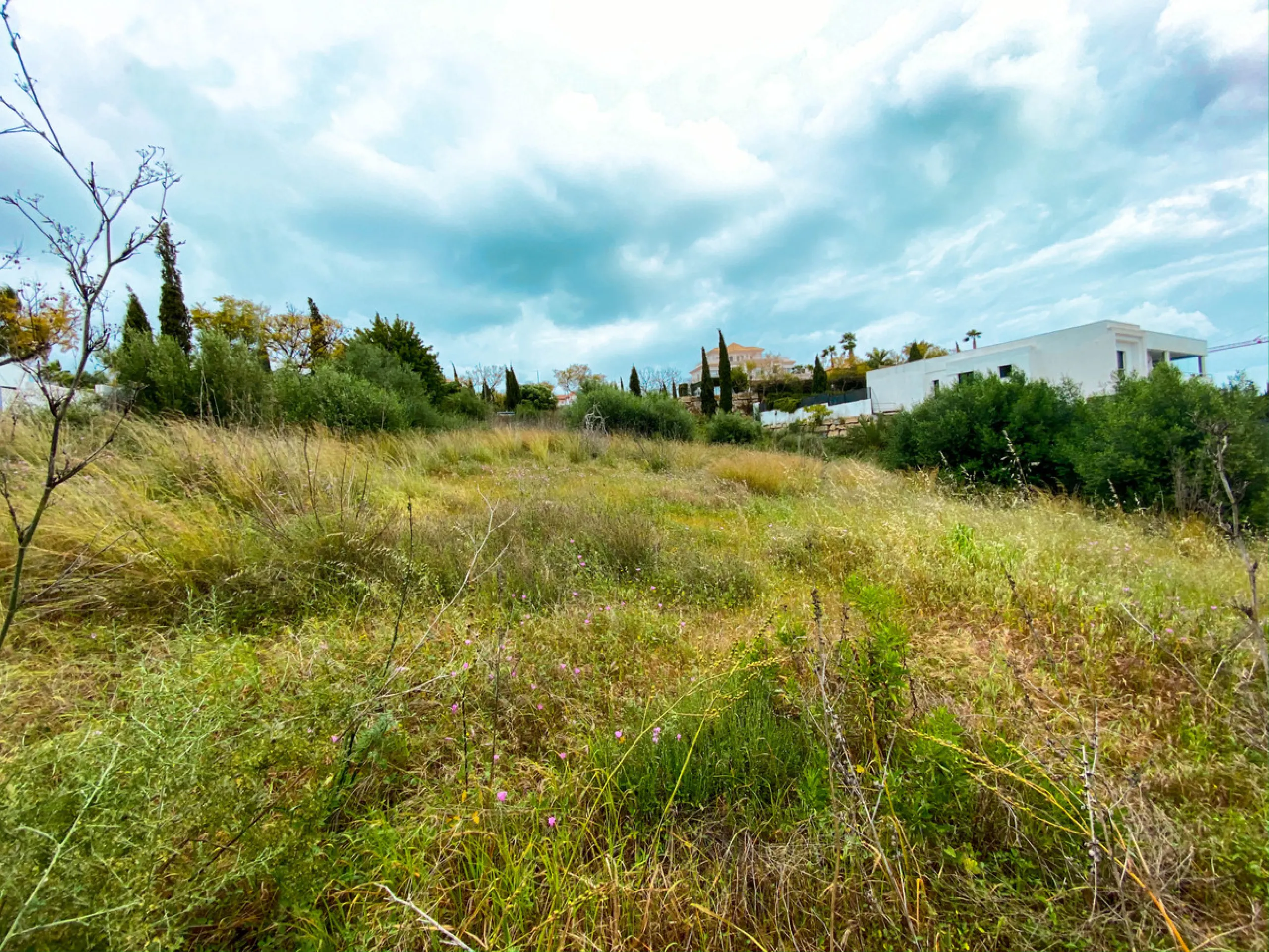 Incredible opportunity to own adjacent prime residential plots in coveted Los Flamingos area. Boasting stunning sea views, these plots offer the perfect canvas for your dream home. Purchase both plots together for a reduced price and maximize potential. L